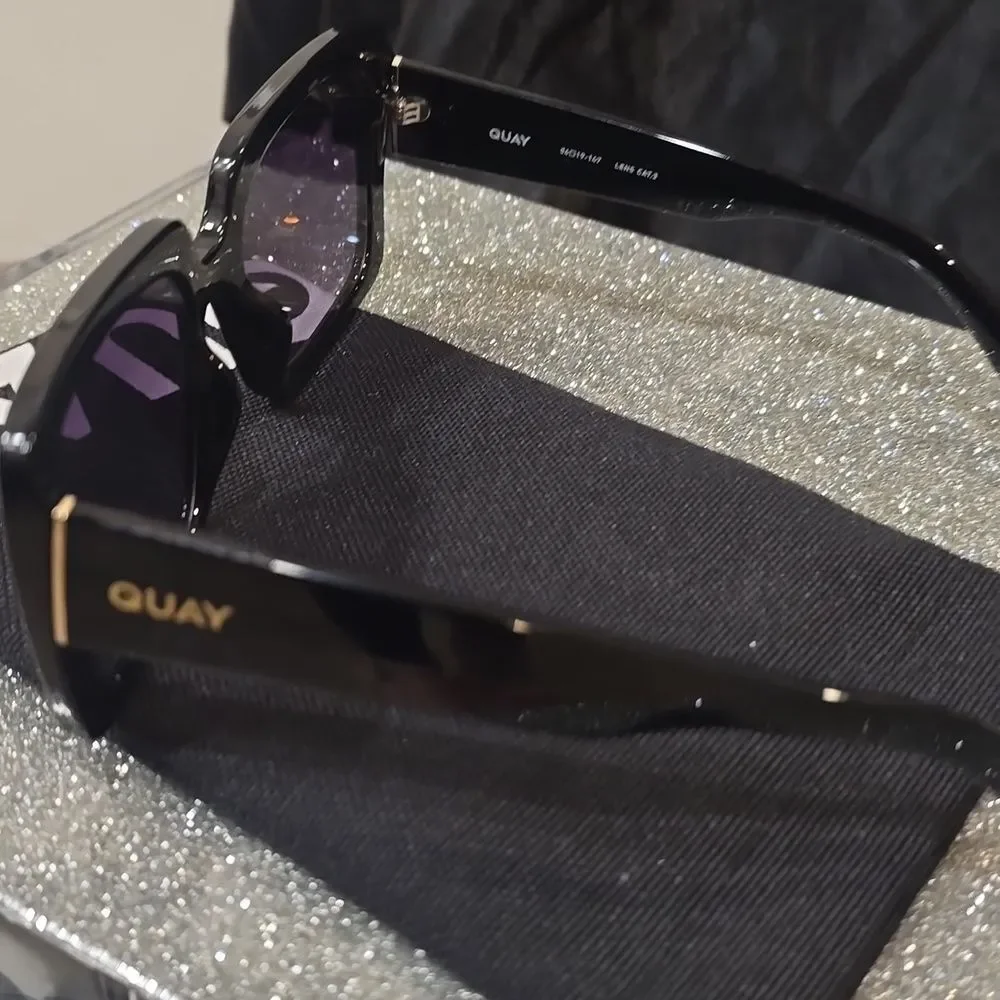 Quay Australia Total Vibe Oversized Sunglasses- Black Frame/Smoke Lens‎